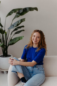 Portrait von Stefanie Bötsch, Suchttherapeutin und Gründerin von Psychoaktiv.